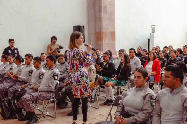 Annabelle Sulmont, oficial nacional de Gobernanza Efectiva y Democracia del PNUD en México en su exposición los bachilleres