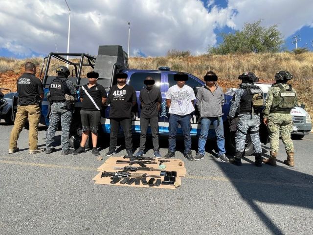 Foto de la detención y armas de la Mesa Estatal de Construcción de Paz los cinco deenidos