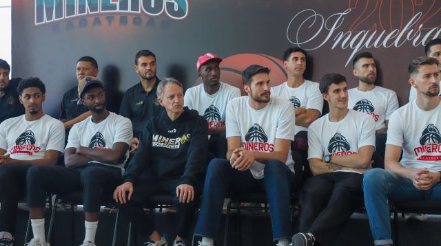 Jugadores de Mineros en la presentación mineros basquet