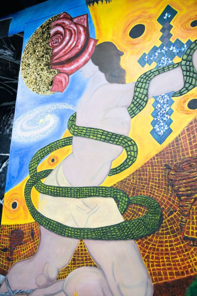 Se evoca simbólicamente el relato de Adán y Eva como un punto de partida para reflexionar, señalaron otro mural