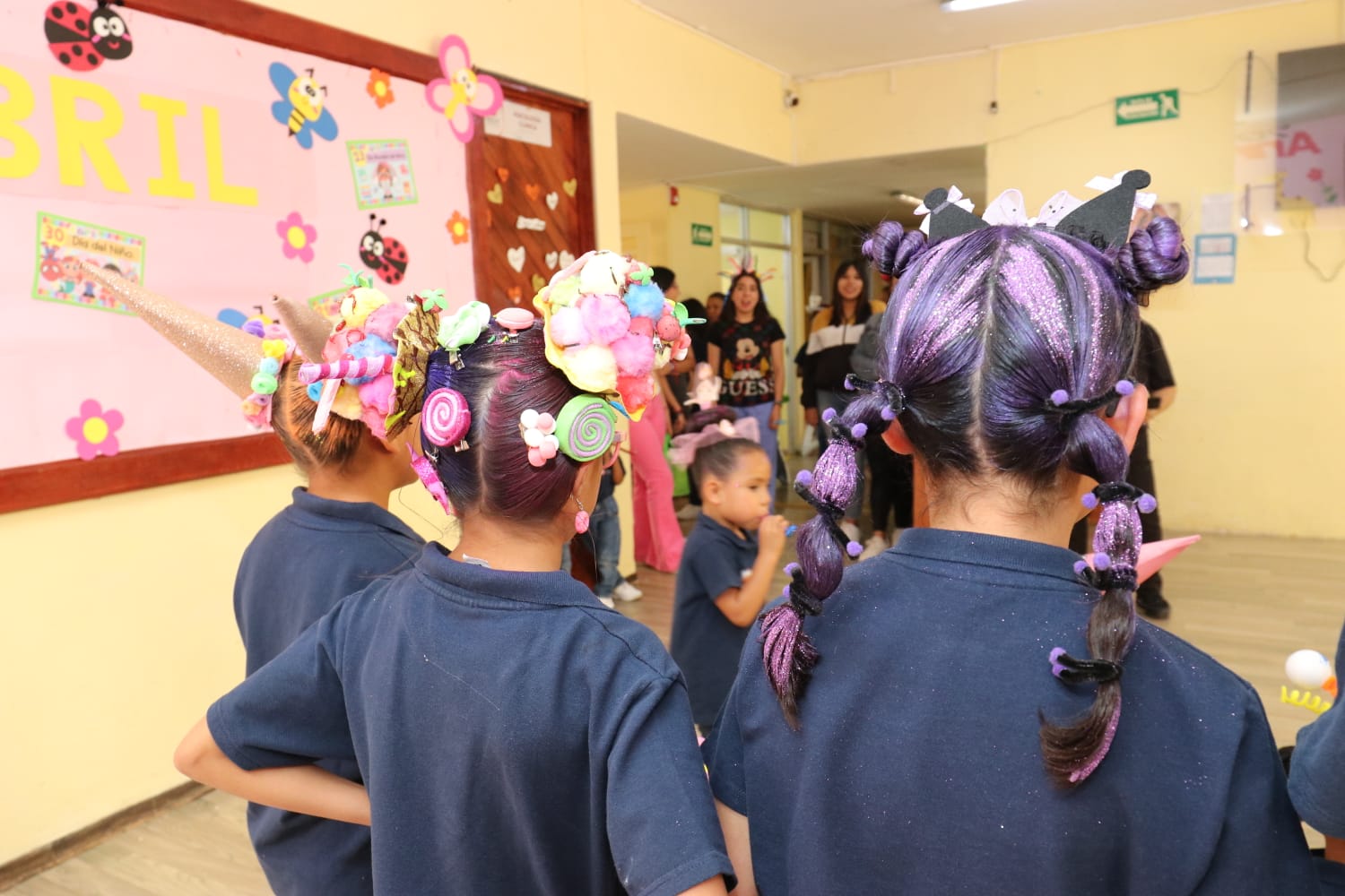 Concurso de peinados locos en la Casa Cuna peinados locos