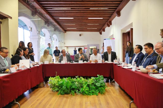 Reunión de los visitantes con el secretario de Economía politica y economia
