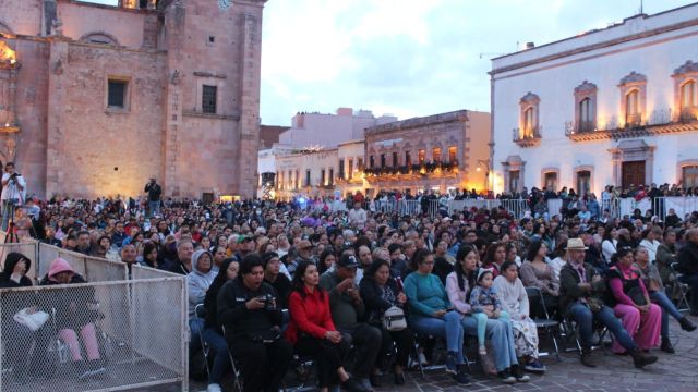 El público está disfrutando de los espectáculos publicosoos