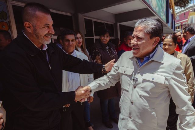 Personal del plantel y padres de familia en la recepción al gobernador recibimiento