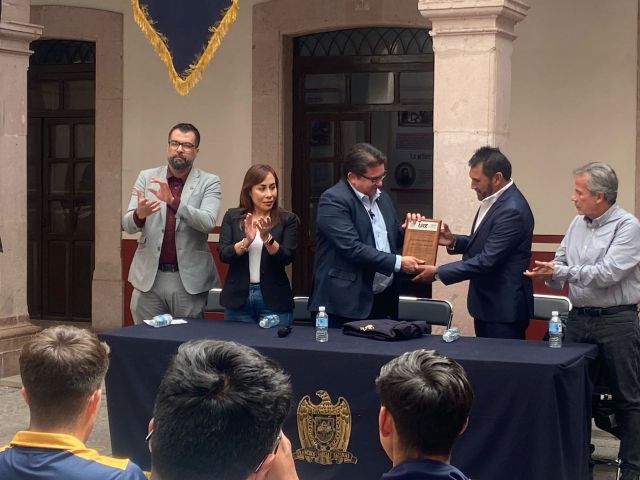 Al momento de la entrega de la placa reconocimiento