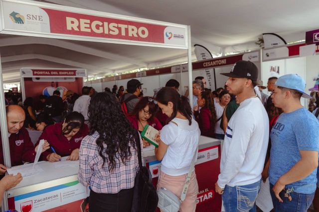 Centenares de personas acudieron para ver las ofertas de empleo registro aspirantes
