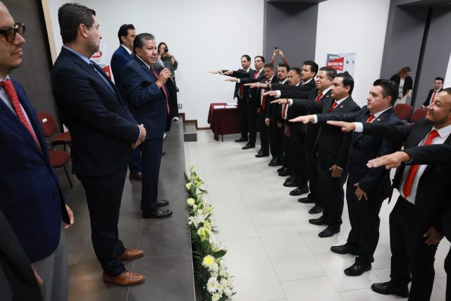 Ante el gobernador rindieron protesta los nuevos directivos de la CMIC rinden protesta