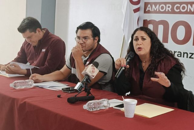Mariano Casas, Rubén Flores y Roxana Muñoz, dirigentes estatales de Morena, en rueda de prensa rueda de prensa