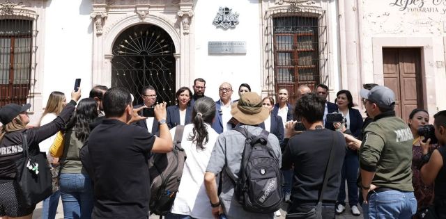 El aspirante a dirigir la UAZ e integrantes de su planilla, en conferencia de prensa frente a la Rectoría ruedadeprensa