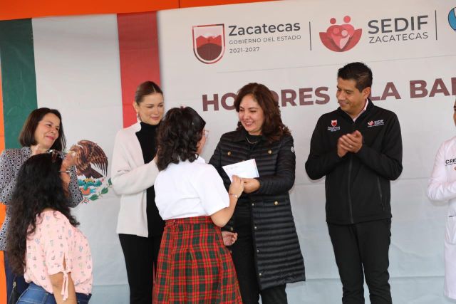 Entrega de recursos a beneficiarias y beneficiarios por Sara Hernández de Monreal sara y paulina