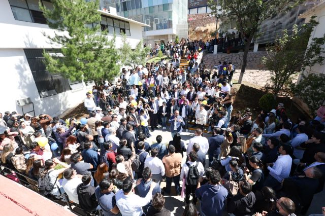 Concentración en torno a la capaña de Ángel Román se ve mas gente