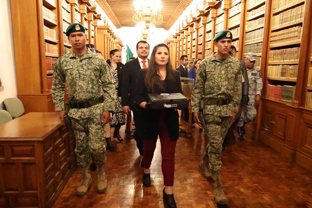 Al frente, la secretaria de Educación, Gabriela Pinedo Morales solasd