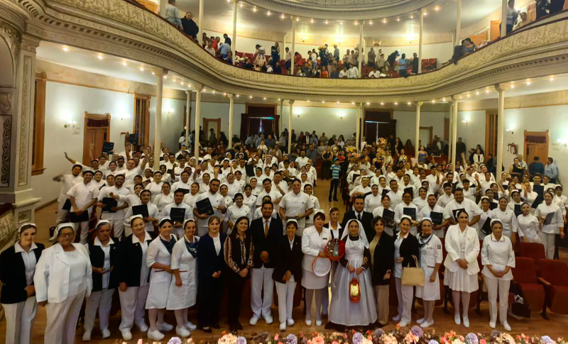 El numeroso grupo de nuevos enfermeros y enfermeras de la UAZ son deenferme copy