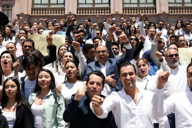 El candidato a rector Ángel Román con integrantes de su planilla y seguidores traseldebate