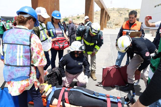 Personal de emergencias en plena acción del simulacro traslados emerg